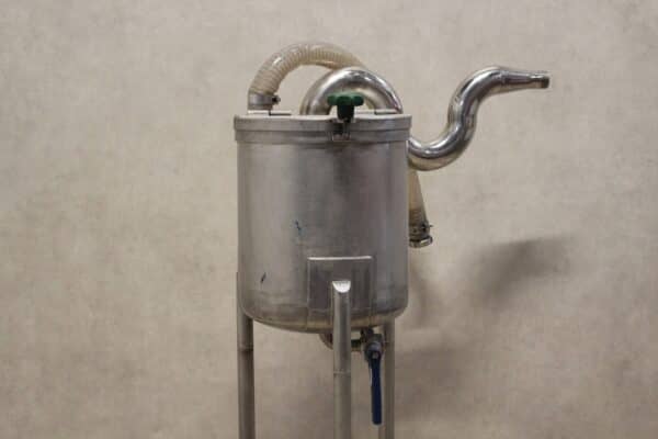 Stainless steel storage vessel