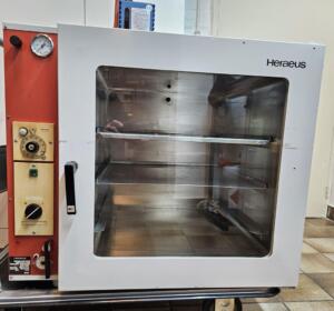 Heraeus VT5050 EK Vacuum Oven with Vacuubrand RZ2 vacuum pump