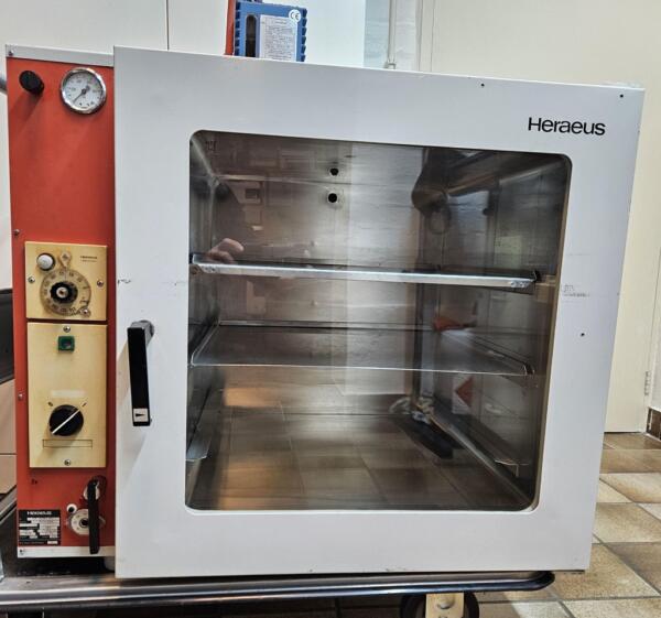 Heraeus VT5050 EK Vacuum Oven with Vacuubrand RZ2 vacuum pump