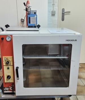 Heraeus VT5050EK Vacuum oven with Vacuubrand RZ2 vacuum pump