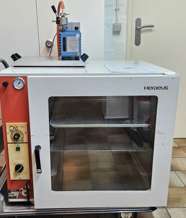 Heraeus VT5050EK Vacuum oven with Vacuubrand RZ2 vacuum pump