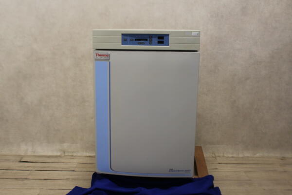 Thermo Scientific 3121 Water-Jacketed CO₂ Incubator