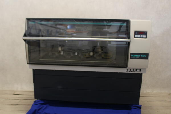 New Brunswick Innova 4400 Shaking Incubator