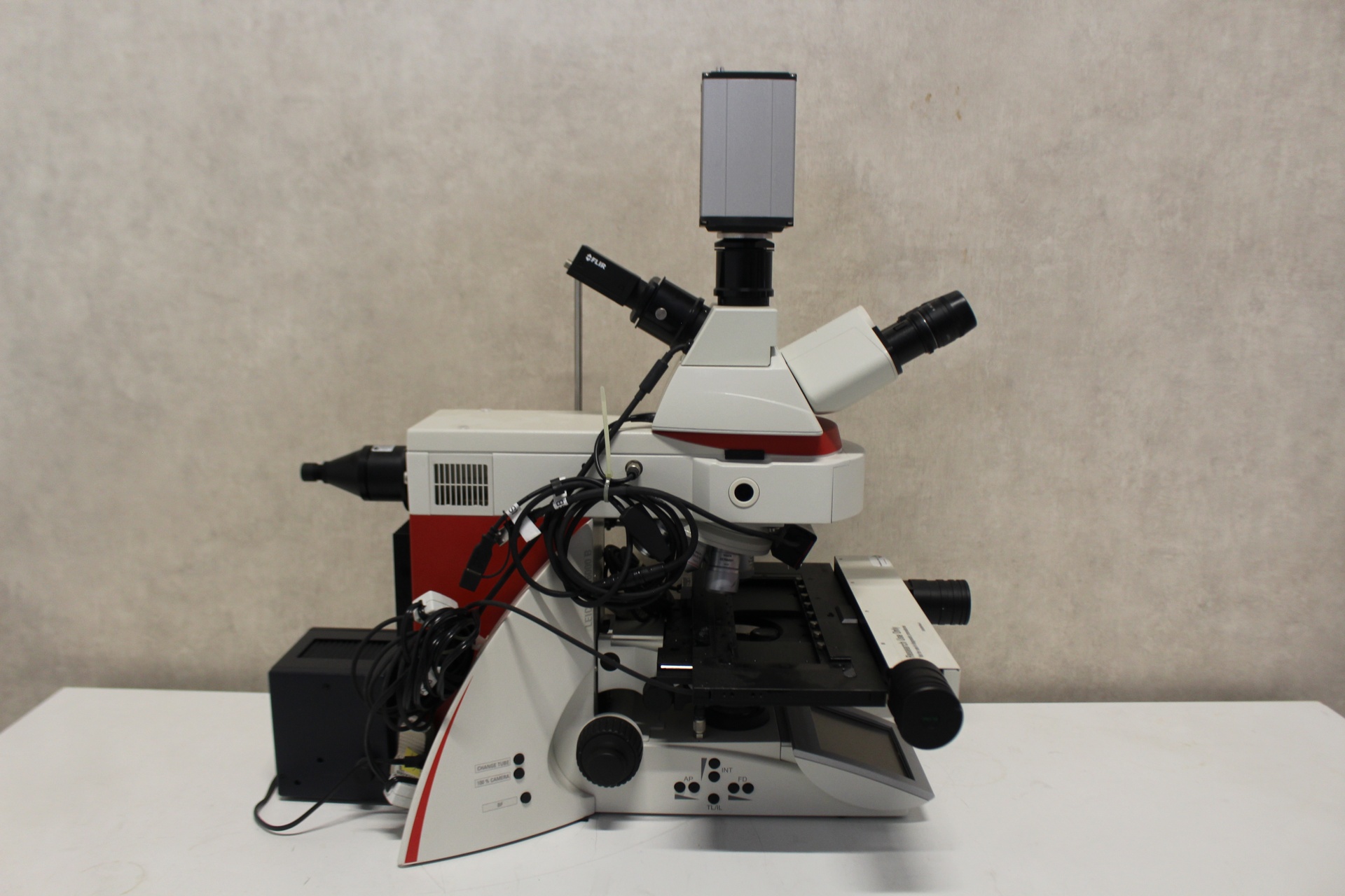 52180-LM-29087-Leica-Aperio-Versa-8-Automated-Trinocular-Fluorescence-Microscope-1