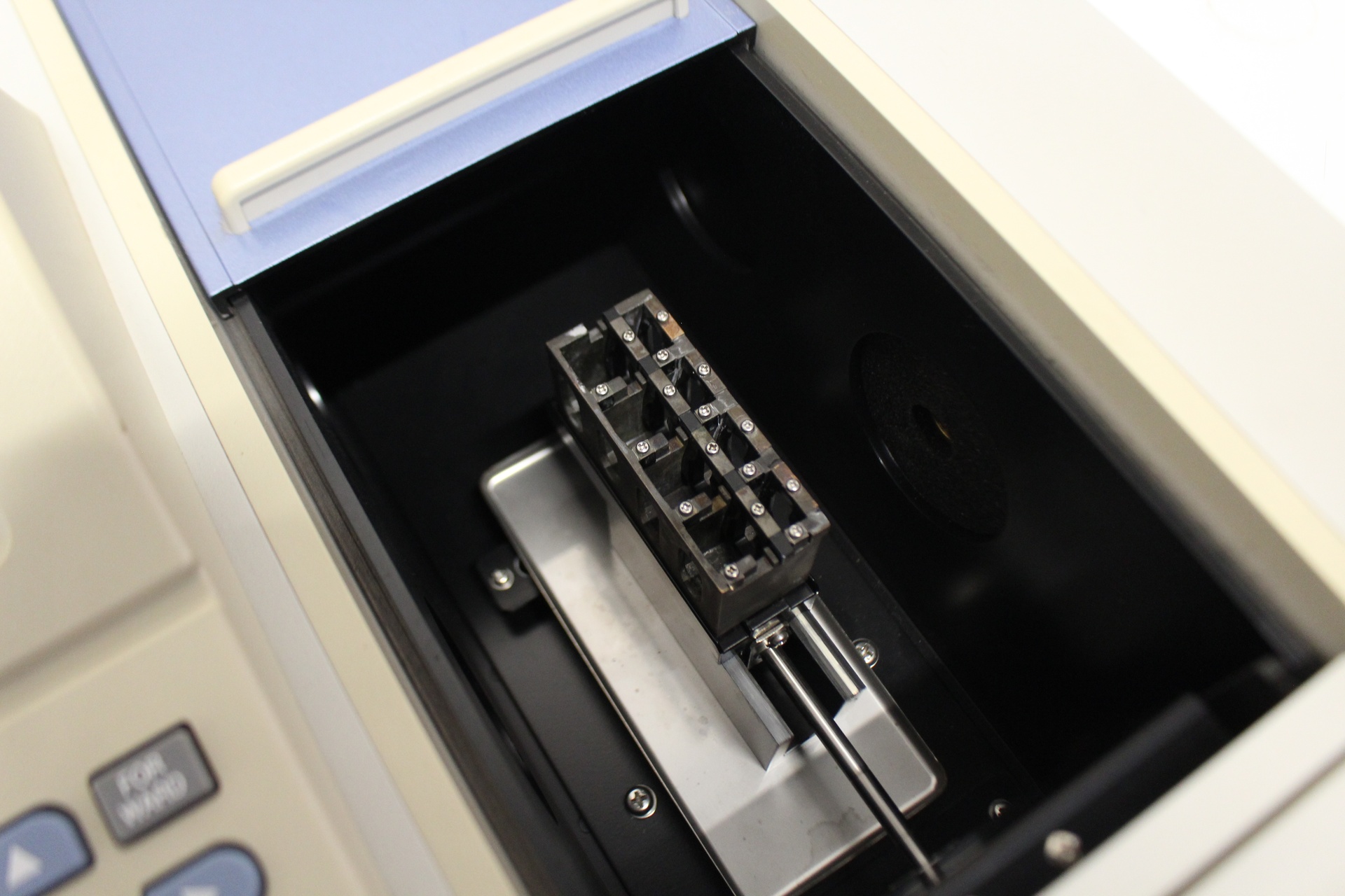 52600-LM-29507-Hitachi-U-1900-UV-Vis-Spectrophotometer-2