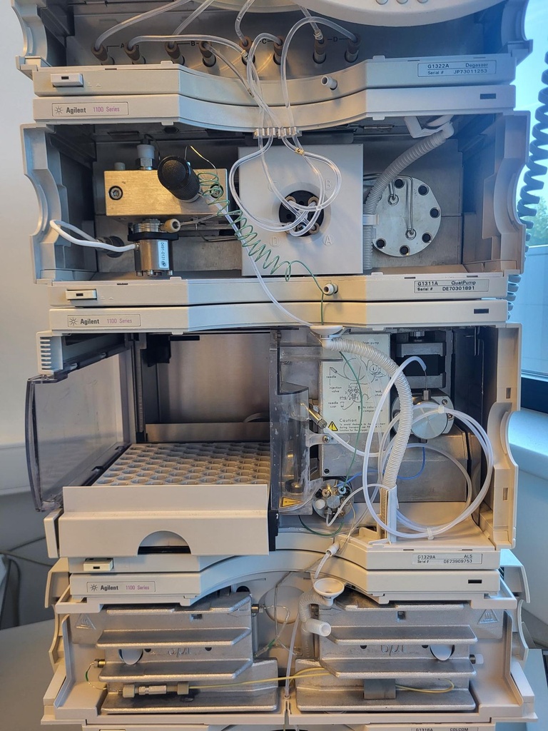 53013-EXT-29920-Agilent-1100-HPLC-met-QuatPump-VWD-1